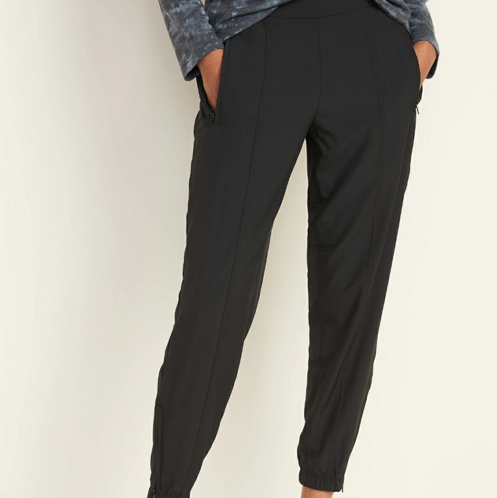 Old Navy stretch tech jogger pants